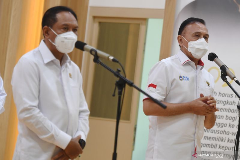 SINERGI: Menpora Zainudin Amali (kiri) bersama Ketua PSSI Mochamad Iriawan (kanan) memberikan keterangan pers. (IST)