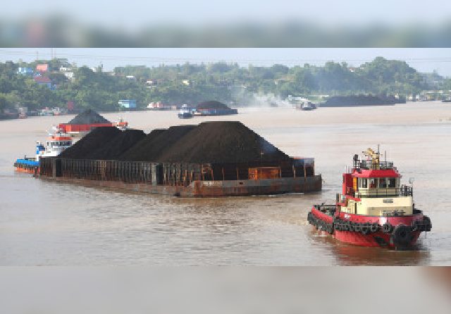 Pengangkutan batu bara dengan tongkang yang ditarik kapal tunda. (ISTIMEWA/JPC)