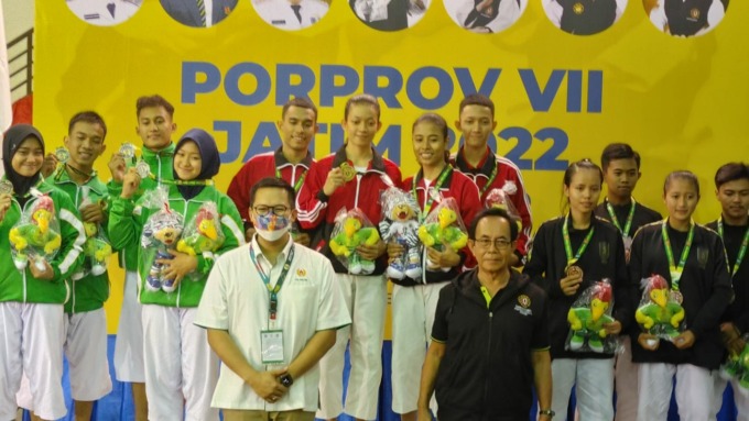 TANGGUH: Atlet-atlet kempo Kota Surabaya meraih juara umum Porprov VII di Jember. (IST)