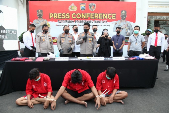 DICOKOK: Tiga tersangka pengeroyokan pendekar Pagar Nusa diamankan di Polrestabes Surabaya, Rabu (29/6).  (SURYANTO/RADAR SURABAYA)