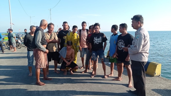 LEGA: Anak buah kapal (ABK) KM Fajar Nusantara dievakuasi ke ke Pelabuhan Panarukan, Situbondo. (IST)