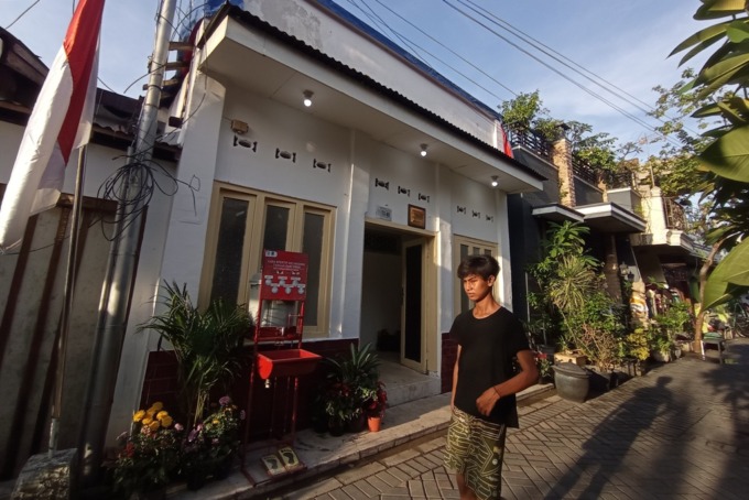 BERSEJARAH: Warga berjalan di depan rumah kelahiran Bunga Karno di Jalan Pandean, Surabaya, Selasa (7/6). (SURYANTO/RADAR SURABAYA)