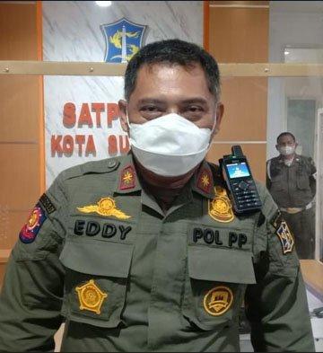 TEGAS: Kasatpol PP Surabaya Eddy Christijanto melapor anak buahnya ke Polrestabes Surabaya. (IST)
