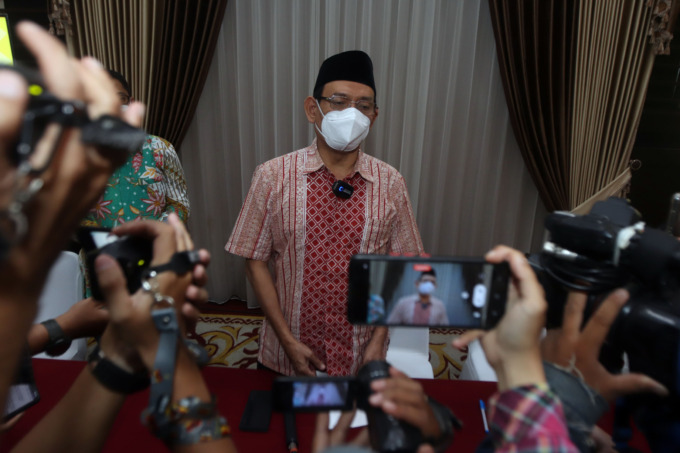 BANGGA: Rektor Universitas Airlangga Prof Nasih menjelaskan progres vaksin Merah Putih. (ANDY SATRIA/RADAR SURABABAYA)