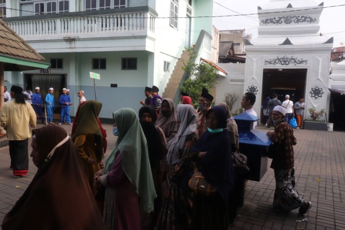 JAGA PROKES: Pengunjung berada di kawasan wisata religi Sunan Ampel, Surabaya. (SURYANTO/RADAR SURABAYA)