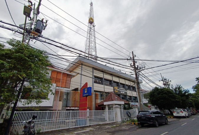 BERSEJARAH: Bangunan yang kini menjadi kantor PLN UP2D Jatim ini dulunya merupakan kantor ANIEM, perusahaan listrik pertama di Surabaya. (ANDY SATRIA/RADAR SURABAYA)