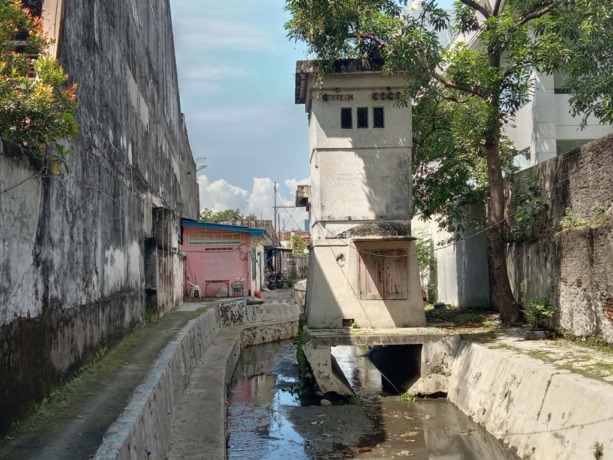 MASIH UTUH: Salah satu gardu ANIEM yang ada di kawasan Jalan Diponegoro. (Rahmat Sudrajat/Radar Surabaya)
