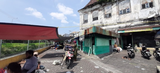 DIMANFAATKAN KEGIATAN EKONOMI: Halaman depan Gedung Setan yang dijadikan pasar krempyeng setiap harinya. (MAHRUS/RADAR SURABAYA)