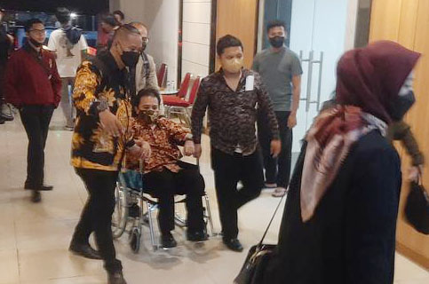 Roy Suryo saat keluar dari Gedung Ditreskrimum Polda Metro Jaya sekitar pukul 22.20 WIB dengan kondisi lemas dan mendapat pertolongan menggunakan kursi roda saat menuju ke mobilnya. (ISTIMEWA/LIPUTAN6.COM)