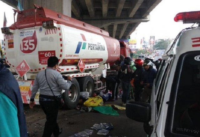 Petugas kepolisian melakukan pengamanan di sekitar lokasi kecelakaan maut di di Jalan Raya Alternatif Transyogi Cibubur, Kelurahan Jatirangga, Kecamatan Jatisampurna, Kota Bekasi, Senin (18/7) petang. (JAWAPOS.COM)