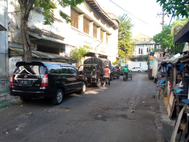 RAMAI: Kawasan Jalan Teh Surabaya selalu ramai siang hari tapi sangat sepi di malam hari. (LAMBERTUS HUREK/RADAR SURABAYA)