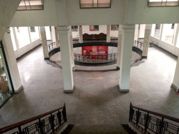 BERSEJARAH: Gedung Internatio di kawasan Jembatan Merah, Surabaya, sangat bersejarah dalam perjuangan Arek-Arek Suroboyo. (LAMBERTUS HUREK/RADAR SURABAYA)