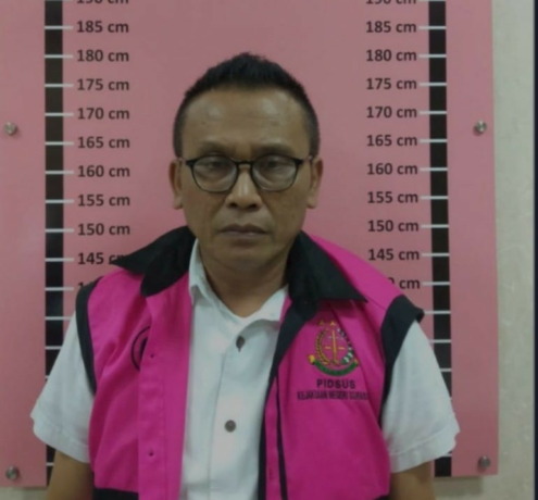 DITAHAN: Ferry Jocom oknum satpol PP Surabaya ditahan gara-gara menjual barang bukti penyitaan. (IST)