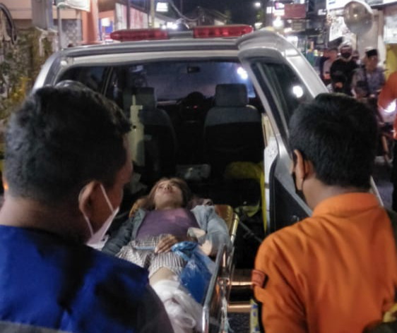 EVAKUASI: Korban kecelakaan dievakuasi ke ambulans untuk dibawa ke rumah sakit. (IST)