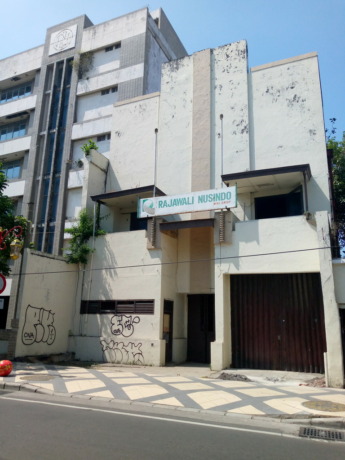 KENANGAN: Bekas kantor Kian Gwan Co milik konglomerat Oei Tiong Ham di Jalan Karet 74 Surabaya. (HUREK/RADAR SURABAYA)