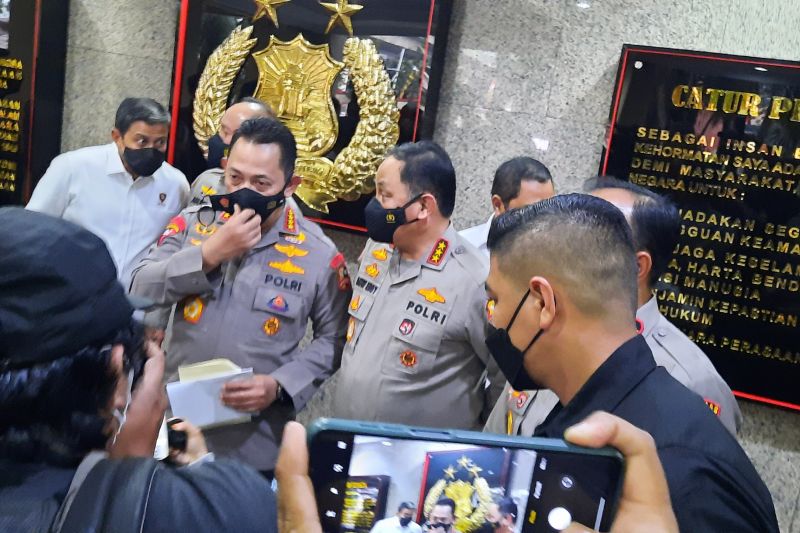 Kapolri Jenderal Polisi Listyo Sigit Prabowo (dua dari kiri) memberikan keterangan kepada wartawan terkait kasus penembakan antaranggota pengawal Kadiv Propam Polri di Mabes Polri, Jakarta, Selasa (12/7/2022). (ANTARA/Laily Rahmawaty)