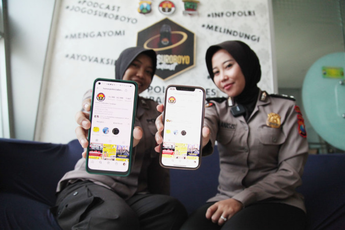 MAKIN CANGGIH: Jajaran kepolisian memaksimalkan penggunaan media sosial untuk memberikan pelayanan kepada masyarakat. (SURYANTO/RADAR SURABAYA)
