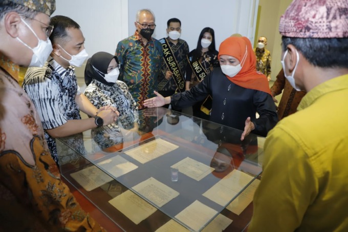 BERSEJARAH: Gubernur Jatim Khofifah Indar Parawansa mengunjungi Museum Pendidikan di Genteng Kali, Surabaya. (SURYANTO/RADAR SURABAYA)