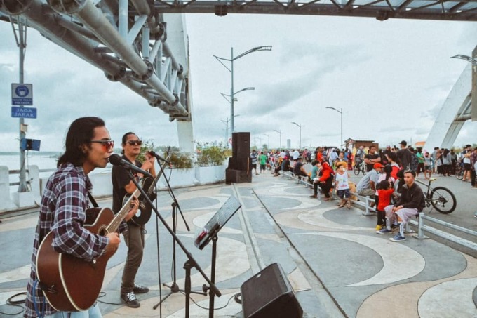 HIBURAN GRATIS: Seniman menghibur pengunjung CFD di Jembatan Suroboyo, Kenjeran. (BANGGA SURABAYA)