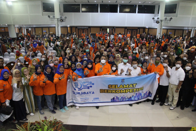 MERIAH: Wali Kota Surabaya Eri Cahyadi, Ketua TP PKK Surabaya Rini Indrayani, Kepala DLH Surabaya Agus Hebi Djuniantoro, Dirut Jawa Pos Leak Kustiya, dan Direktur Radar Surabaya Lilik Widyantoro bersama ratusan Kader Surabaya Hebat saat peluncuran Surabay