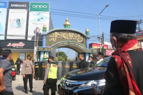 DIBEKUKAN: Pintu gerbang Ponpes Majma’al Bahrain Shiddiqiyyah, Ploso, Jombang, yang dijaga polisi saat penangkapan tersangka MSAT. (JPC)