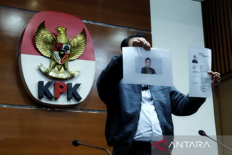Plt Juru Bicara KPK Ali Fikri menunjukkan surat daftar pencarian orang (DPO) mantan Bupati Tanah Bumbu Mardani H. Maming saat jumpa pers di Gedung KPK, Jakarta, Selasa (26/7/2022). (ANTARA/Benardy Ferdiansyah)