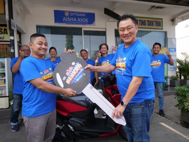 Budi Hermawan (Regional Sales Manager OttoPay Jatim) dan Achmad Siri Saqti, pemilik Aisha Kios. (ISTIMEWA)