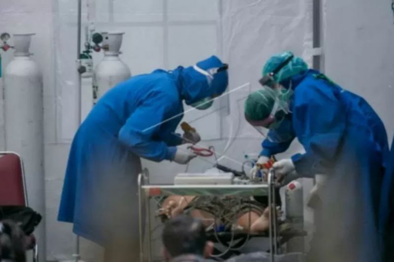 Petugas medis melakukan perawatan pasien di tenda barak yang dijadikan ruang Instalasi Gawat Darurat (IGD) Rumah Sakit Umum Pusat (RSUP) Dr Sardjito, Sleman, DI Yogyakarta, Minggu (4/7/2021). (ANTARA FOTO/Hendra Nurdiyansyah/wsj)