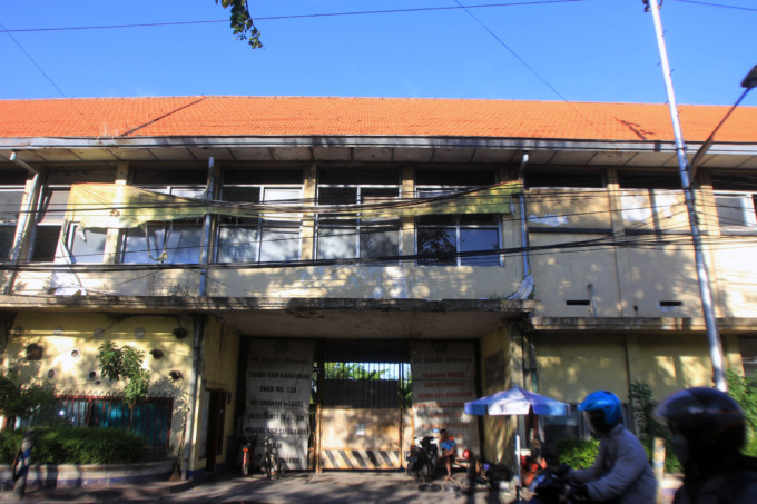 PERNAH JAYA: Salah satu bangunan bekas pabrik tua di Ngagel yang kini terbengkalai. (ANDY SATRIA/RADAR SURABAYA)