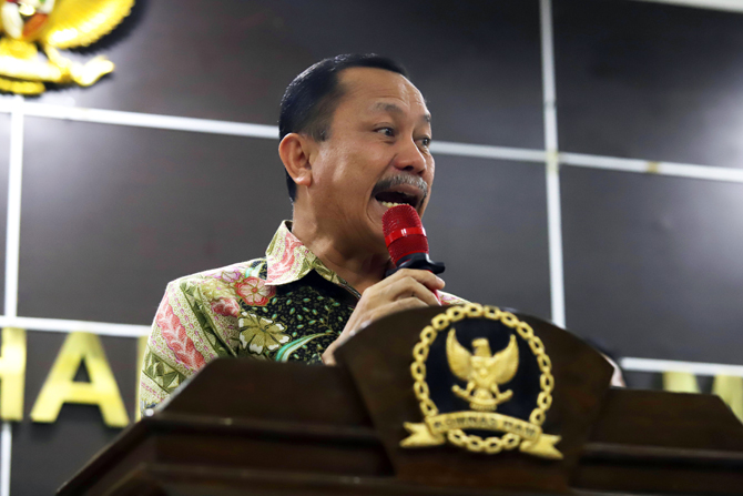 Ketua Komnas HAM Ahmad Taufan Damanik bersama Jajaran petinggi Polri memberikan keterangan pers usai pemanggilan tim forensik Polri di Kantor Komnas HAM, Jakarta, Senin (25/7). Komnas HAM memanggil tim forensik yang melakukan autopsi jenazah Brigadir Nopr