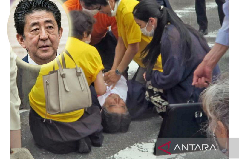 Tangkapan layar menunjukkan mantan perdana menteri Jepang Shinzo Abe (insert) terbaring di tanah setelah ditembak dari belakang oleh seorang pria selama kampanye pemilihan untuk pemilihan Majelis Tinggi Parlemen Jepang, 10 Juli 2022, di Nara, Jepang barat