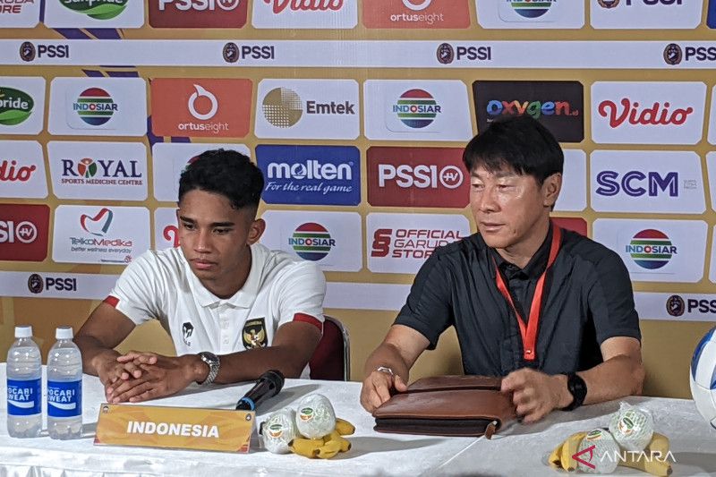 Pelatih tim nasional U-19 Indonesia Shin Tae-yong (kanan) dan gelandang skuadnya Marselino Ferdinan memberikan keterangan dalam konferensi pers usai pertandingan Grup A Piala AFF U-19 2022 kontra Vietnam di Stadion Patriot Candrabhaga, Bekasi, Sabtu (2/7)