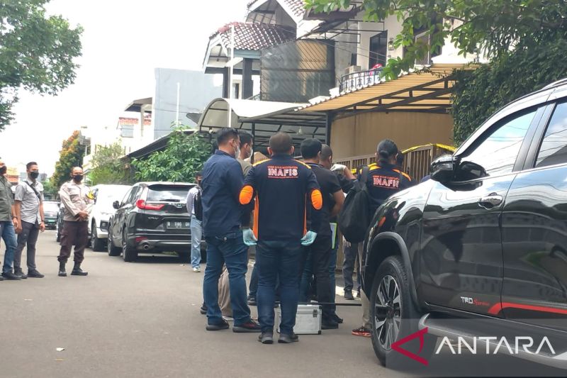 Tim Inafis Polri melakukan prarekonstruksi di tempat kejadian perkara (TKP) baku tembak antaranggota tewaskan Brigadir J di rumah Irjen Pol. Ferdy Sambo di Duren Tiga, Jakarta Selatan, Sabtu (23/7/2022). (ANTARA/Luthfia Miranda Putri)