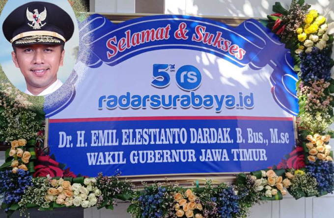 Karangan bunga untuk HUT ke-5 radarsurabaya.id dari Wagub Jatim Emil Elestianto Dardak.(ISTIMEWA)