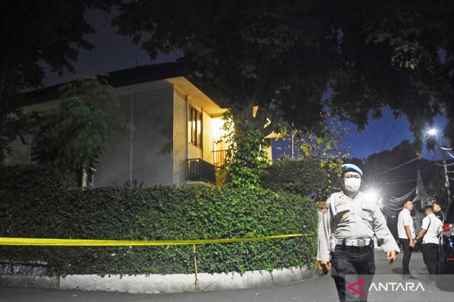 Polisi berjaga di depan rumah dinas Kadiv Propam Polri Irjen Pol Ferdy Sambo pascaperistiwa baku tembak dua ajudannya di Kompleks Polri Duren Tiga, Jakarta Selatan, Selasa (12/7/2022) malam. (ANTARA)