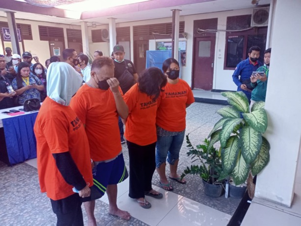 TIDAK KAPOK: Komplotan spesialis pencurian di swalayan dan mal diamankan di Polsek Sukolilo, Surabaya, Kamis (28/7). (GUNTUR IRIANTO/RADAR SURABAYA)