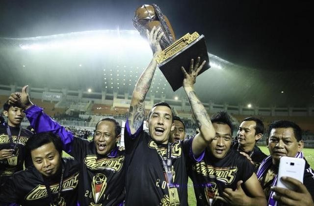 Sejumlah pemain Arema FC saling berpelukan usai merebut gelar juara Piala Presiden 2022 pada pentandingan di Stadion Segiri Samarinda (ANTARA/Arumanto)