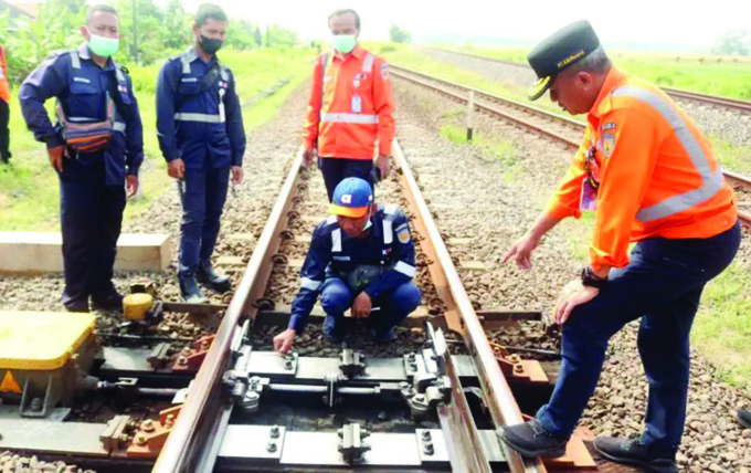 ANTISIPASI: Petugas PT KAI Daop 8 Surabaya saat inspeksi jalur kereta api dari Mojokerto-Surabaya, Senin (4/7). (ISTIMEWA)