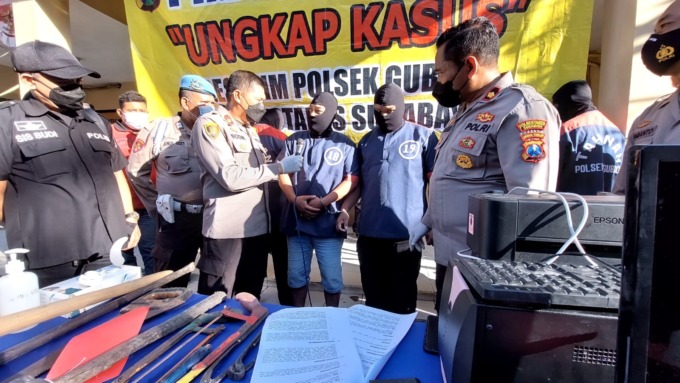 INTEROGASI: Kapolsek Gubeng Kompol Sodiq Effendi menginterogasi tersangka pembobol gedung, Selasa (19/7). (IST)