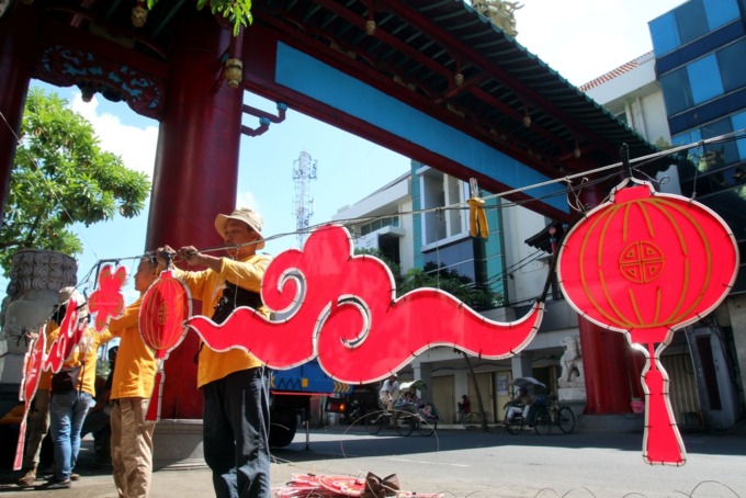 CIRI KHAS: Pekerja dari DLH kota Surabaya memasang pernak pernik khas Pecinan di Kembang Jepun, nantinya di kawasan ini akan digelar festival kuliner. (ABDULLAH MUNIR/RADAR SURABAYA)