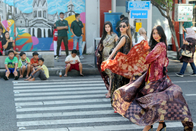 TERKONSEP DAN BERIZIN: Wali kota Surabaya Eri Cahyadi tak melarang digelarnya fashion week di jalanan, namun harus tetap memperhatikan pengguna jalan, misalnya digelar saat CFD atau di trotoar. (ABDULLAH MUNIR/RADAR SURABAYA)