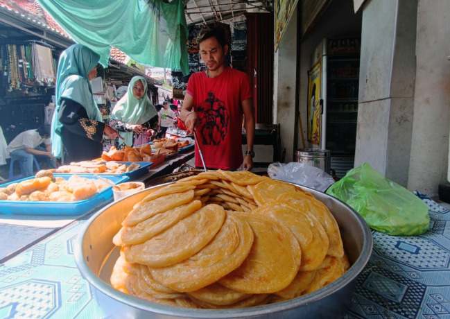 NIKMATNYA: Aneka kuliner khas Timur Tengah mudah dijumpai di Surabaya Utara. (ANDY SATRIA/RADAR SURABAYA)