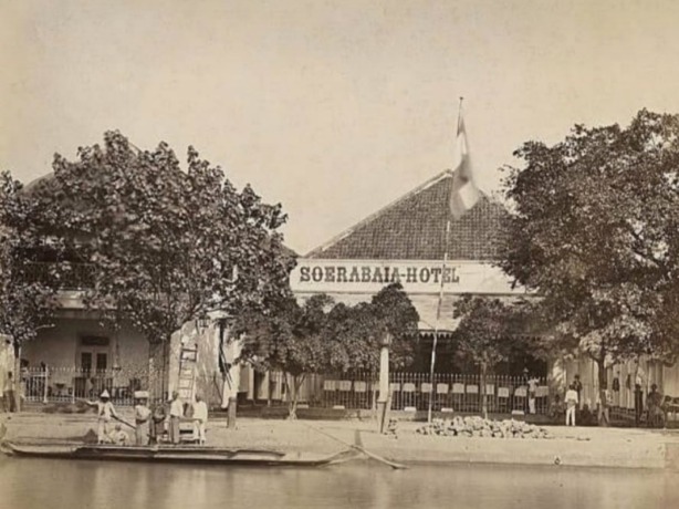 TINGGAL CERITA: Foto Soerabaia Hotel karya Herman Salzwedel yang diambil tahun 1876. (DOK)