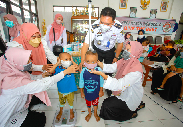 Pengukuran fisik anak untuk mendeteksi stunting di Puskesmas Kecamatan Wonocolo Surabaya. (DOK. JAWA POS)