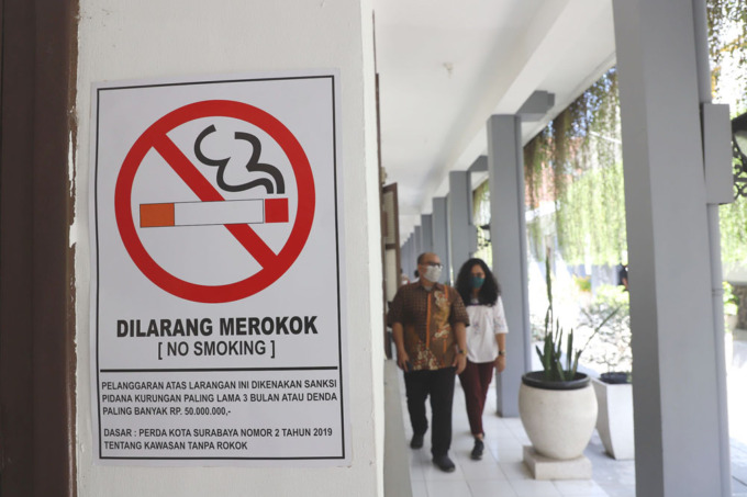 NO SMOKING: Kawasan tanpa rokok (KTR) di kantor Pemkot Surabaya. (SURYANTO/RADAR SURABAYA)