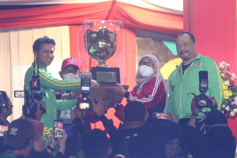 Pelaksana Tugas (Plt) Gubernur Jawa Timur Emil Elestianto Dardak menyerahkan Piala Juara Umum Porpprov VII kepada Kepala Dinas Kebudayaan, Kepemudaan, dan Olahraga serta Pariwisata Kota Surabaya Wiwiek Widayati pada saat acara penutupan Porprov Jatim VII