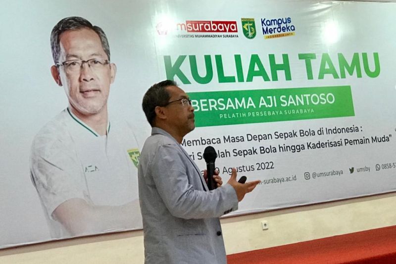 Pelatih Persebaya Surabaya Aji Santoso memaparkan masa depan sepak bola Indonesia saat memberikan kuliah tamu di depan mahasiswa Universitas Muhammadiyah Surabaya, Selasa (9/8/2022). (ANTARA/Fiqih Arfani)