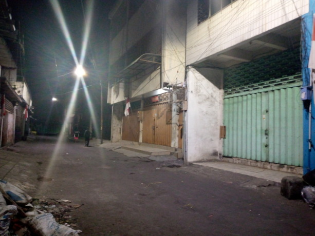 Suasana Jalan Gula, Surabaya, pada malam hari sepi. Tempo doeloe ada penerbitan roman Melayu Tionghoa setiap bulan. (HUREK/RADAR SURABAYA)