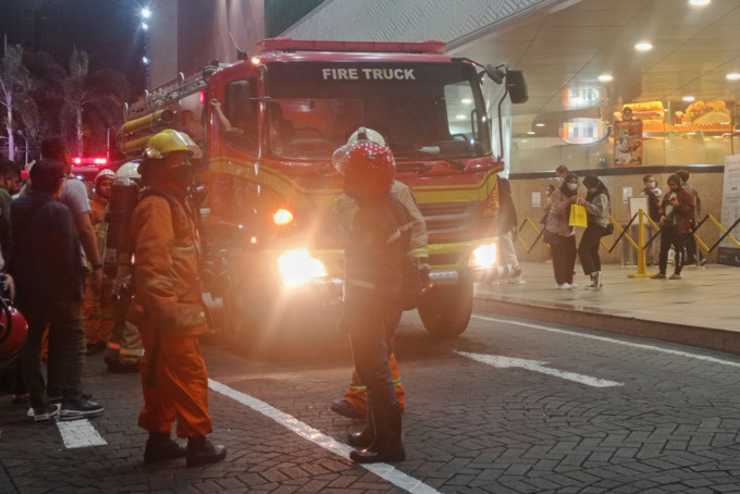 CEK API: Sejumlah petugas pemadam kebakaran diturunkan ke area lokasi dugaan kebakaran di Food Court Tunjungan Plaza I Surabaya, Rabu (17/8). (SURYANTO/RADAR SURABAYA)