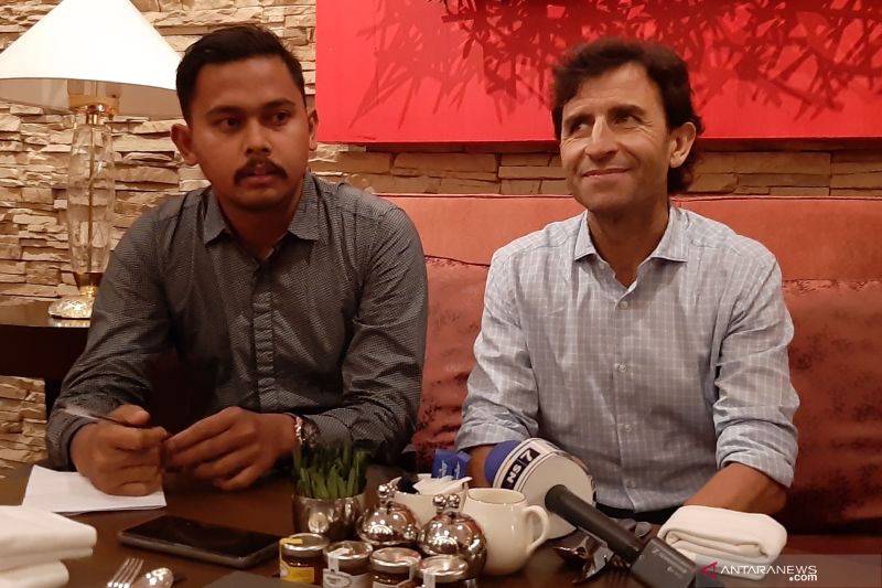 Pelatih Persib Bandung Luis Milla (kanan) dalam sebuah kesempatan. (ANTARA/Michael Siahaan)